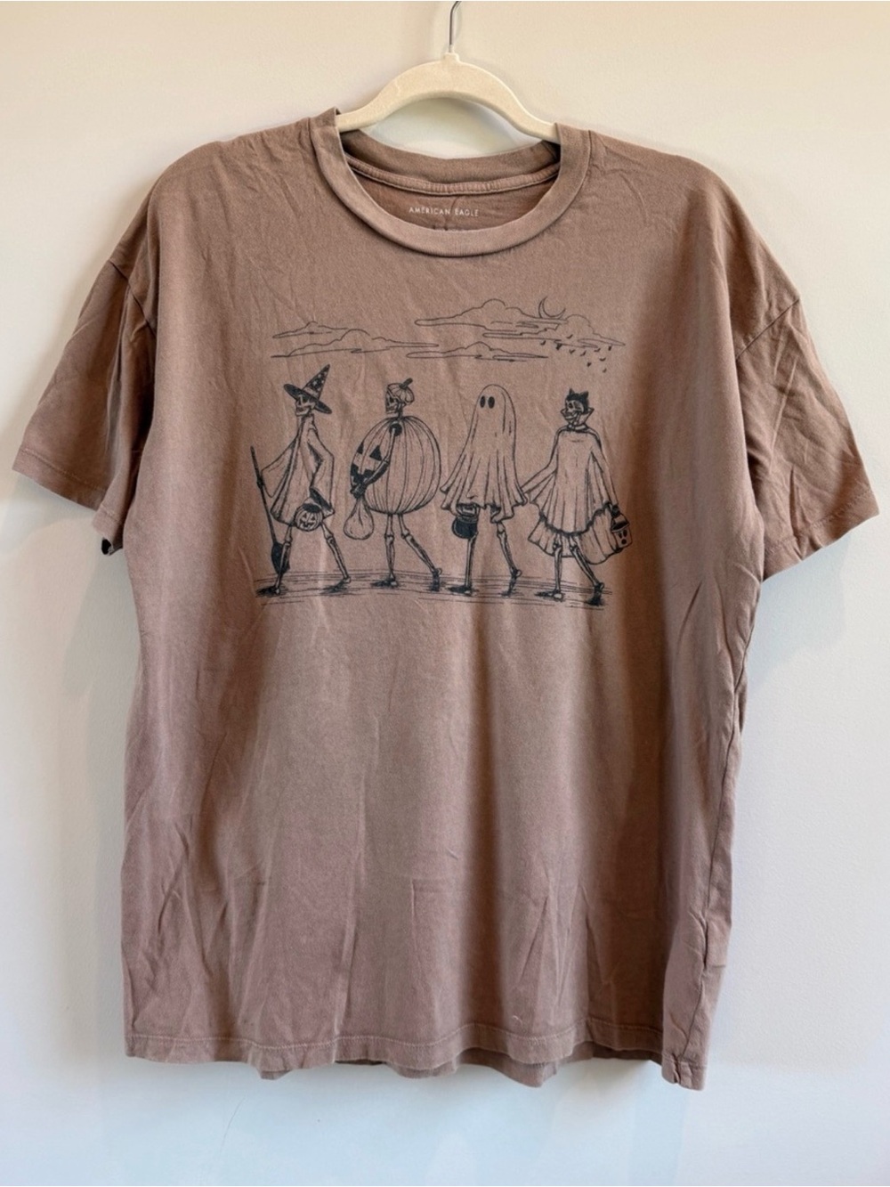 American Eagle Outfitters Brown Graphic Halloween Tee - women’s medium